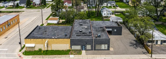 Aerial view of the two-unit industrial building at 8407 to 8419 9 Mile Rd in Warren